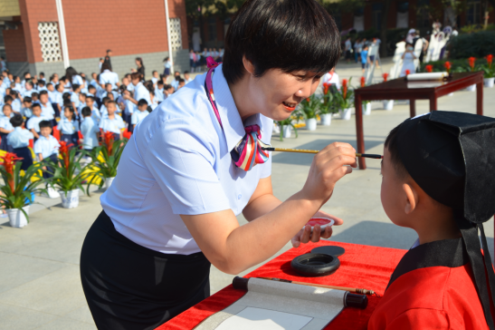 华清小学校长张锦宁:三尺讲台尽芳华 初心不改育桃李