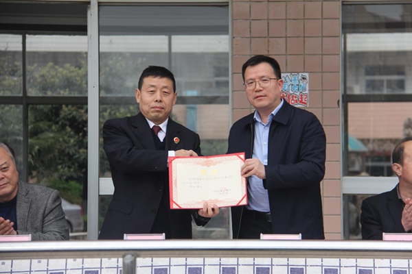 活动现场,临潼中学校长薛耀军为副检察长董宏斌颁发了临潼中学法治副